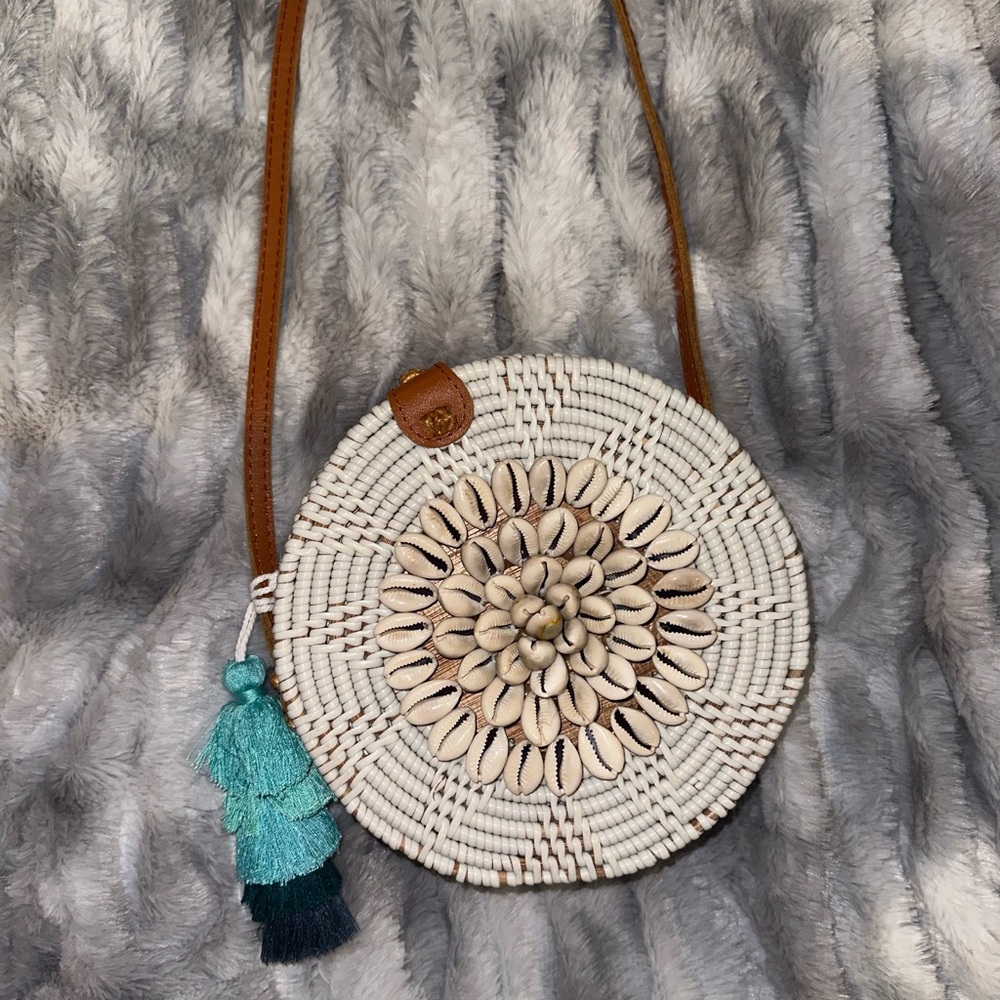 Woven crossbody bag with tassel and shells